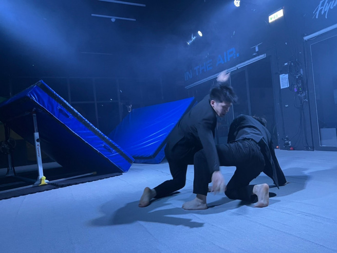 表演者藉由馬戲雜耍物件-球的滾動以及拋、接來打破Tricking原有既定的身體語彙以及身體空間。 (圖/APEXKILL 提供)