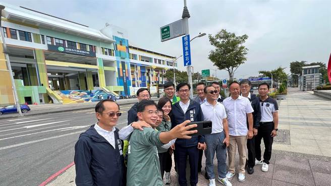 高雄中正技击馆改造成为苓雅运动中心，今年3月营运，市府更结合艺术家、设计团队完成外墙彩绘，18日正式完工。市长陈其迈今与与会官员一同合影留念。（柯宗纬摄）