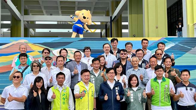 高雄中正技击馆改造成为苓雅运动中心，今年3月营运，市府更结合艺术家、设计团队完成外墙彩绘，18日正式完工。市长陈其迈今与与会官员一同合影留念。（柯宗纬摄）