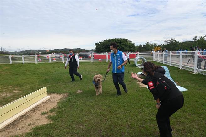 苗栗市长邱镇军（中）今天启用宠物公园，并带着民眾饲养宠物抢先体验。（李京升摄）