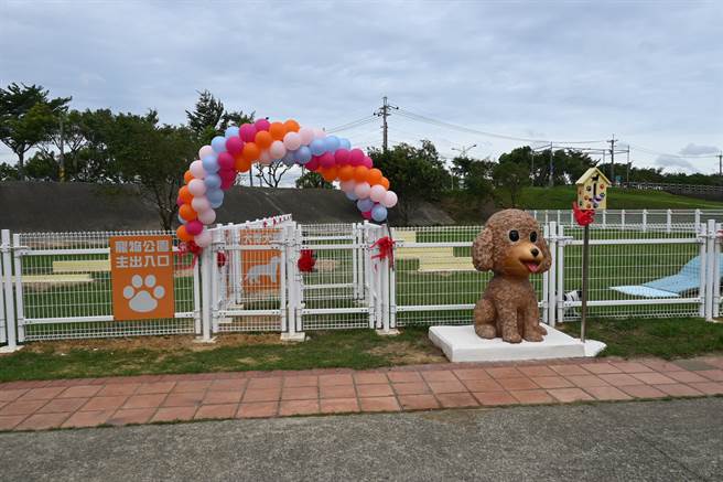 苗栗市公所斥资2百多万元，在玉清大桥左岸临近模型飞机场旁占地300坪空地，打造「宠物运动公园」。（李京升摄）