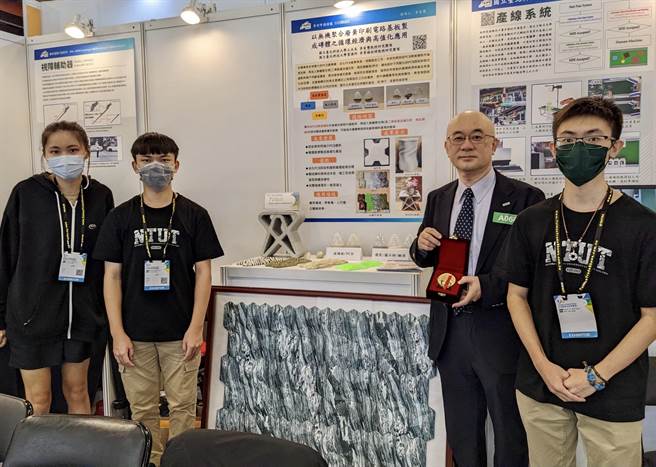 台北科技大学教授李有丰（右二）率研究团队合影。(北科大提供／李侑珊台北传真)