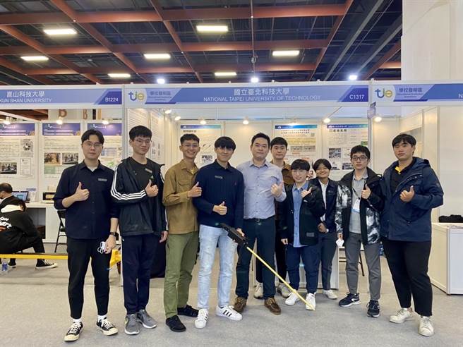 台北科技大学电子系老师锺明桉（左五）与研究团队合影，同学手持由自动驾驶演化的智慧导盲系统装置。(北科大提供／李侑珊台北传真)