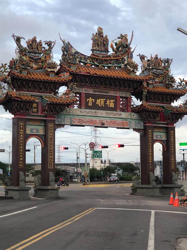 台中龍井區福順宮牌樓神像17日下午遭強風「吹」毀；麗水里里長陳耀墩表示，恐為風化所致，提醒民眾繞行並注意安全。（民眾提供／潘虹恩台中傳真）