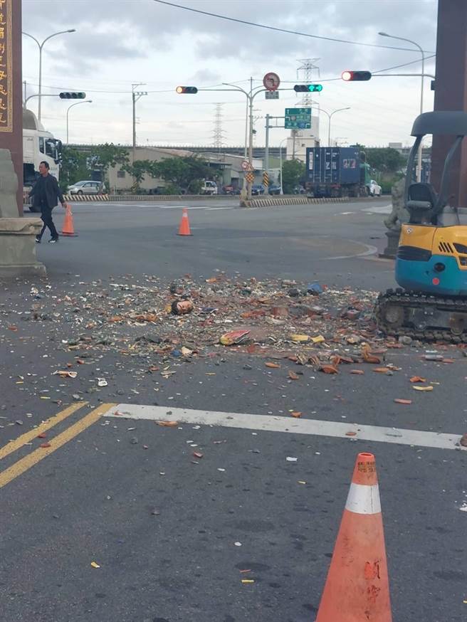 台中市龍井區福順宮17日下午受強風侵襲，廟前的牌樓神像遭強風吹落，碎裂滿地；目前掉落物已清除，交通仍在管制。（民眾提供／潘虹恩台中傳真）