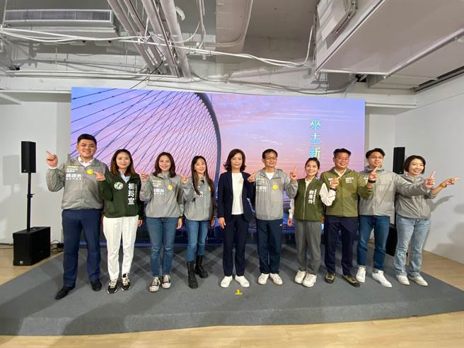 沈慧虹（左五）18日提出观光产业政策，「启动来去新竹住1晚2.0」。（陈育贤摄）