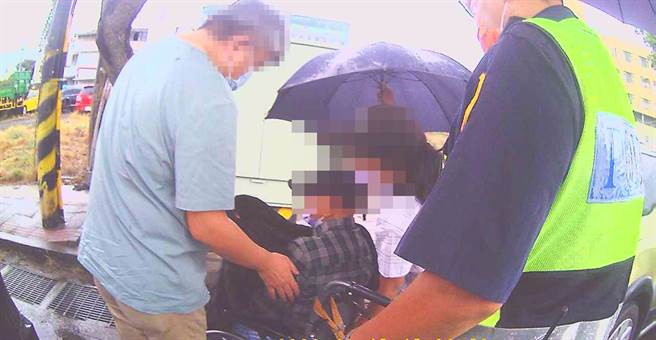 102岁的李姓老翁出门散步遇大雨被淋湿，警方伸出援手协助。（警方提供／陈淑娥台中传真）