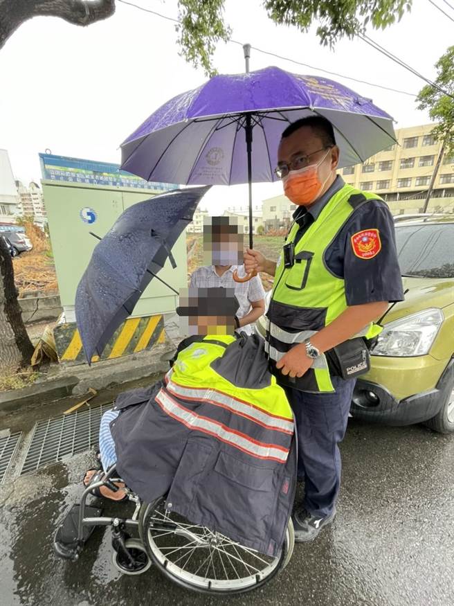 102岁的李姓老翁出门散步遇大雨被淋湿，警方伸出援手协助。（警方提供／陈淑娥台中传真）