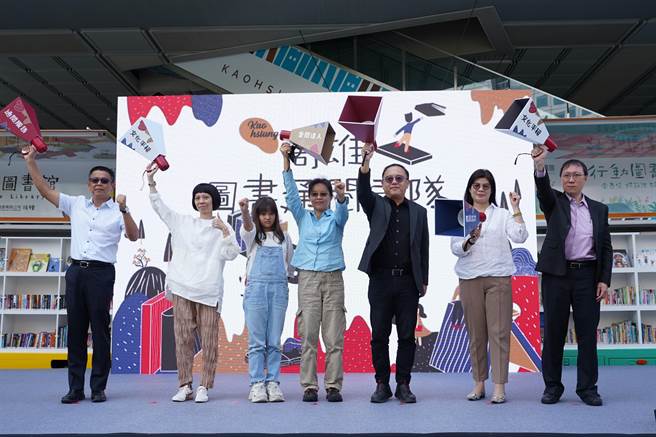 「高雄图书通阅车队」12辆车队累计出车2万多趟次、100多万公里，通阅书量达3200万册。（高市文化局提供／袁庭尧高雄传真）