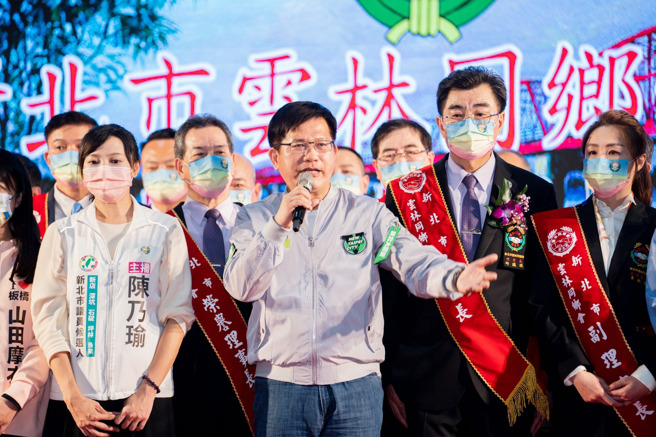 民进党新北市长参选人林佳龙(中)。(图取自林佳龙脸书)