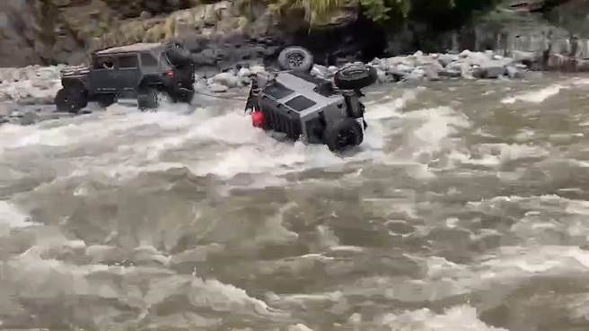 14部越野吉普车闯入大安溪河床度溪翻覆，幸无人伤亡。（翻摄照片／谢明俊苗栗传真）