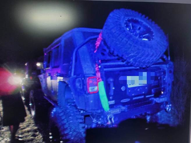 14部越野吉普车闯入大安溪河床度溪，遭大湖警分局员警拦获函送裁罚。（读者提供／谢明俊苗栗传真）