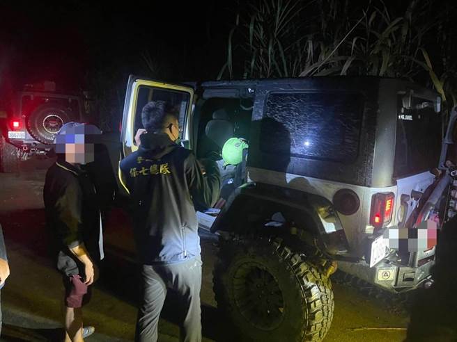 14部越野吉普车闯入大安溪河床度溪，遭大湖警分局及雪霸国家公园警察队员警拦获函送裁罚。（读者提供／谢明俊苗栗传真）