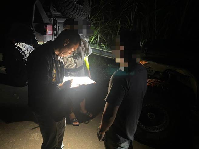 14部越野吉普车闯入大安溪河床度溪，遭大湖警分局及雪霸国家公园警察队员警拦获函送裁罚。（读者提供／谢明俊苗栗传真）