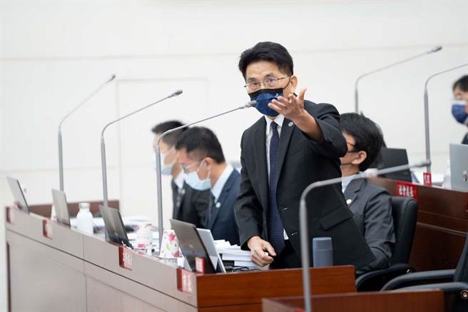 新竹市議會17日三讀通過2023年新竹市總預算案，刪減後歲出預算255.17億元，代理市長陳章賢感謝議會支持。（新竹市政府提供／陳育賢新竹傳真）