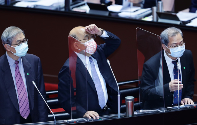 行政院长苏贞昌（中）18日上午在立法院议场备询，被发现频频摸头、神色异常，午间就传出确诊新冠肺炎的消息。（图／季志翔摄）