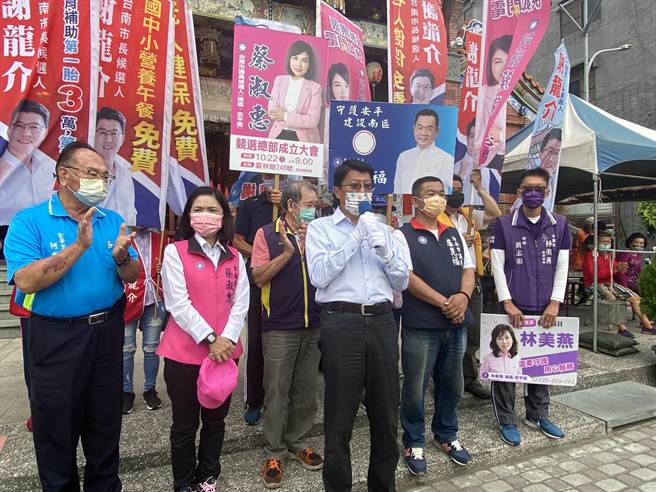 國民黨台南市長候選人謝龍介(中)今再批文旦滯銷，要市府不要再辯了。(曹婷婷攝)