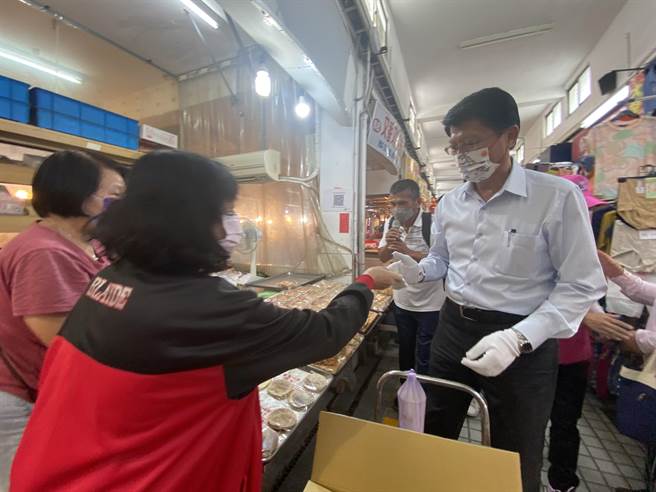 國民黨台南市長候選人謝龍介(右)今到南區金華零售市場拜票。(曹婷婷攝)