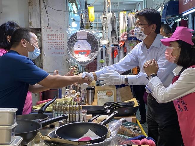 國民黨台南市長候選人謝龍介(右白衣者)今前往南區金華零售市場拜票。(曹婷婷攝)