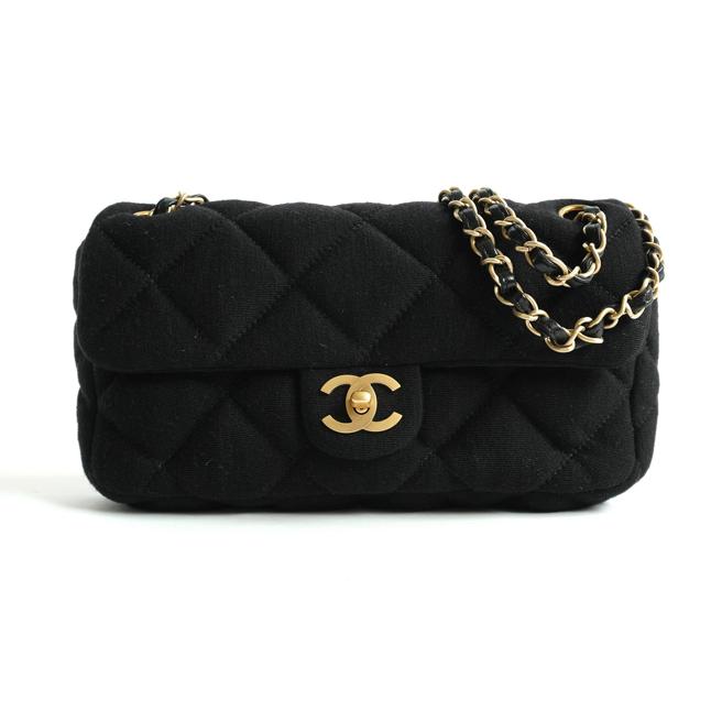 微风「BREEZEONLINE」CHANEL黑佳绩布金链CF25肩背包，8万8800元， 9折7万9920元。（BREEZEONLINE提供）