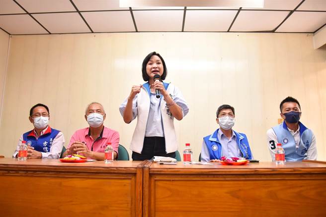 国民党高雄市长候选人柯志恩（中）今前往永安与近百乡亲座谈。（柯宗纬翻摄）