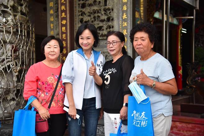 国民党高雄市长候选人柯志恩今前往永安与近百乡亲座谈，更有不少人要求合照，展现柯志恩在海线的人气。（柯宗纬翻摄）