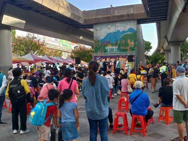 至聖里里長楊秀龍投入弱勢關懷多年，也曾聯手商圈、店家與永慶房屋舉行義賣，將所得捐贈弱勢基金會。(圖/永慶房屋提供)