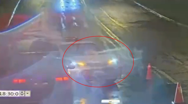 陳時中內湖勘災遭檢舉闖紅燈 警依法開罰。(林郁平翻攝)