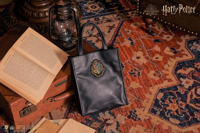 哈利波特快闪店，单笔消费满额即赠限量哈利波特学院皮革小包。（新竹巨城提供）