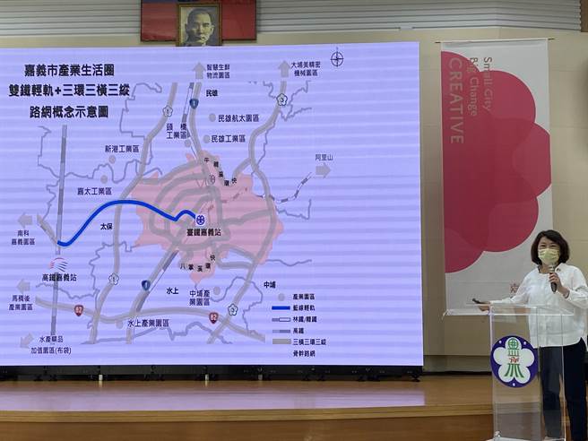 嘉义市长黄敏惠争取连任，提出三环三横三纵概念的新路网规画。（廖素慧摄）