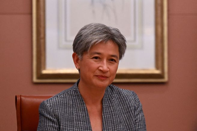 10月18日澳洲外长黄英贤（Penny Wong）（左）出席总理艾班尼斯（Anthony Albanese）与新加坡总理李显龙国事访问时微笑。（路透社）