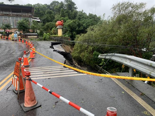 警方获报赶抵查看，立即设立封锁线及交通锥警示。（汐止警分局提供／李奇叡新北传真）