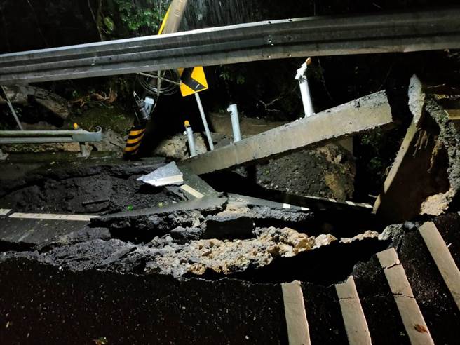 新北市汐止区汐万路3段柯子林茶庄前方道路，昨深夜11时20分外侧道路突然崩塌。（汐止警分局提供／李奇叡新北传真）