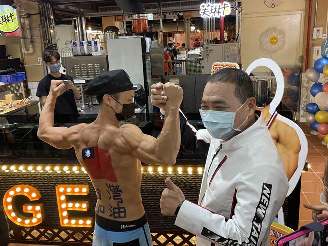 新北市莺歌公有市场歷经2年整治，除了更新软硬体设施，也在2楼打造美食广场，今日开幕吸引大批人潮，热情店家与新北市长侯友宜合照。（蔡雯如摄）