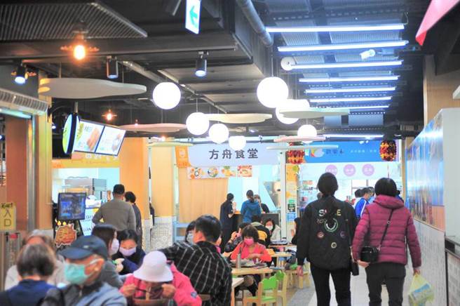 新北市莺歌公有市场歷经2年整治，除了更新软硬体设施，也在2楼打造美食广场，今日开幕吸引大批人潮。（新北市市场处提供）