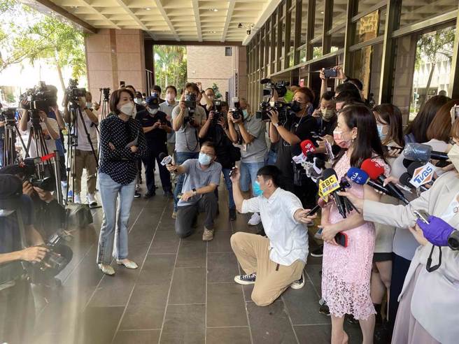 國民黨台北市議員王鴻薇（左）日前與資深媒體人周玉蔻（右）在北檢門口爆發激烈口角。（中時資料照）