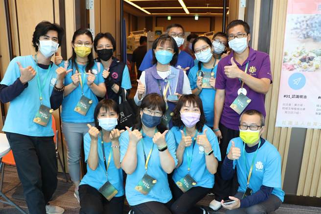 三重耕心莲苑基金会由曾获师铎奖的退休老师余素华（中）率领一群热心志工在社区里陪伴近200位孩子。（新北市社会局提供）