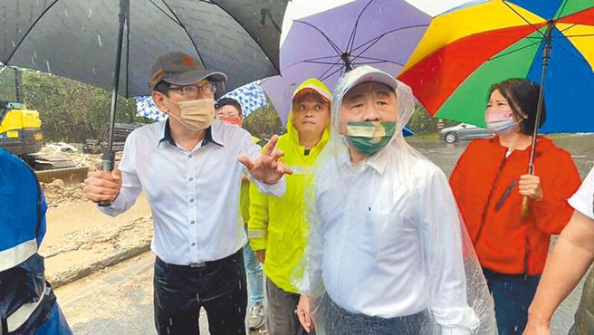 尼莎颱風外圍環流挾帶豪雨侵襲台北市，民進黨台北市長候選人陳時中曾經前往陽明山中興路與竹子湖路交叉口勘災。（陳時中競選辦公室提供／黃婉婷台北傳真）