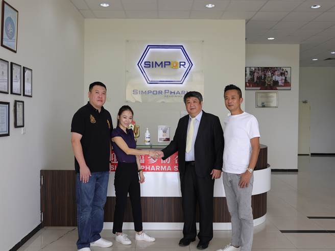 管管（左2）飞去汶莱和亚洲区执行长（左1）、加拿大籍老板（右2）洽谈合作。（翻摄自管管粉专）