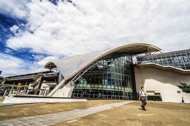 新竹县轻轨捷运「蓝线」以新竹高铁站为核心，并延伸「芎林蓝线」和「新埔蓝线」。（罗浚滨摄）