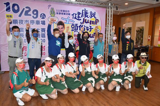 头份市长罗雪珠欢迎市民朋友一起来参加有氧派对及广场舞大赛。（谢明俊摄）