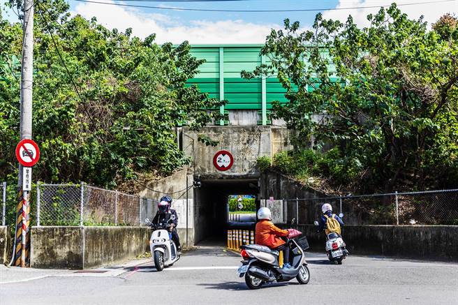 杨头高架竹北段确定「双侧拓宽」，在庄敬一路到文德路之间的国1机车涵洞，将拓宽为15米，以便东西向平面车流。（罗浚滨摄）