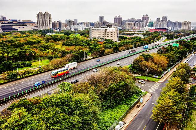 杨头高架竹北段确定「双侧拓宽」，立委林思铭要求高公局用地徵收和拆迁补偿费一定要合情合理，避免引发民怨。（罗浚滨摄）