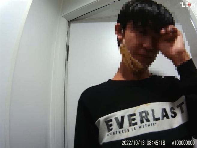 17歲陳姓青少年疑似打工上夜班太累，竟在北屯區中清路二段一家超商廁所在馬桶上睡了起來，超商店員驚動警方多次敲門，陳男才睡眼惺忪的走出來。（台中市第五分局提供／馮惠宜台中傳真）