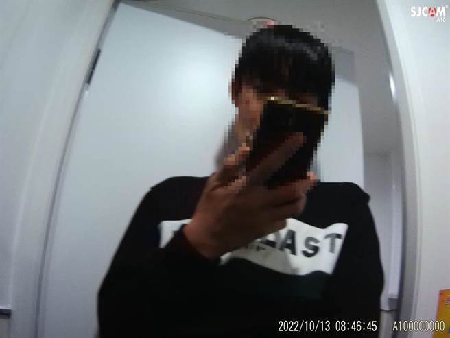 17歲陳姓青少年疑似打工上夜班太累，竟在北屯區中清路二段一家超商廁所在馬桶上睡了起來，超商店員驚動警方多次敲門，陳男才睡眼惺忪的走出來。（台中市第五分局提供／馮惠宜台中傳真）