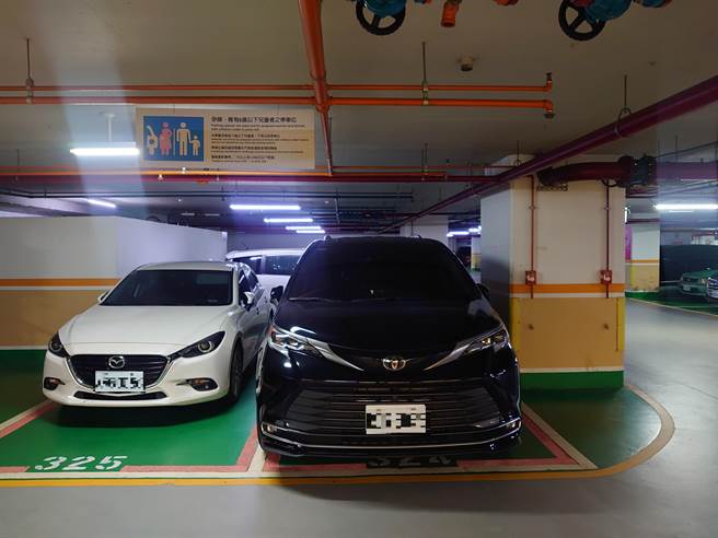 叶元之说，黑色车为林佳龙座车，公然占用妇幼停车格。（民眾提供／李奇叡新北传真）