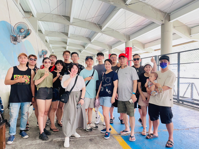 永庆不动产台南安平加盟店的同仁们皆秉持着「诚实服务承诺」为客户服务。(图/永庆房产集团提供)