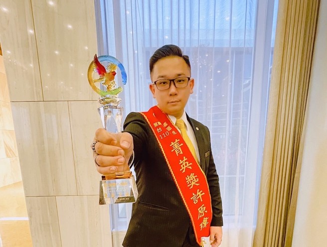 永庆不动产经纪人许原玮从业八年来，始终坚持「诚实服务」，获得近5成专任委托，赢得客户高度信任。(图/永庆房产集团提供)