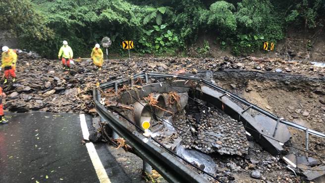 宜兰县长林姿妙今（18日）指示消防局派遣25位救灾人员，徒步行走惊险的坍崩路段，将物资以背负方式运送至山庄。（宜兰县消防局提供／吴佩蓉宜兰传真）