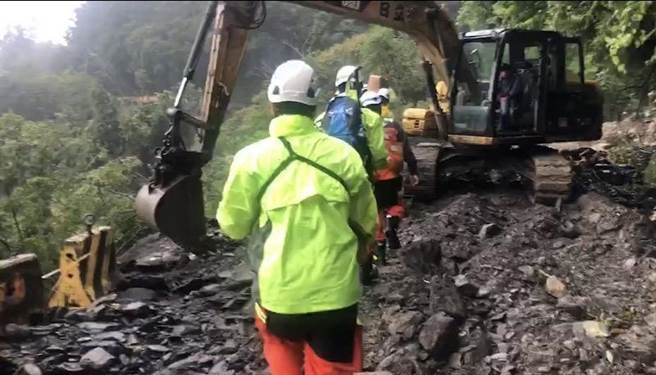 宜兰县长林姿妙今（18日）指示消防局派遣25位救灾人员，徒步行走惊险的坍崩路段，将物资以背负方式运送至山庄。（宜兰县消防局提供／吴佩蓉宜兰传真）